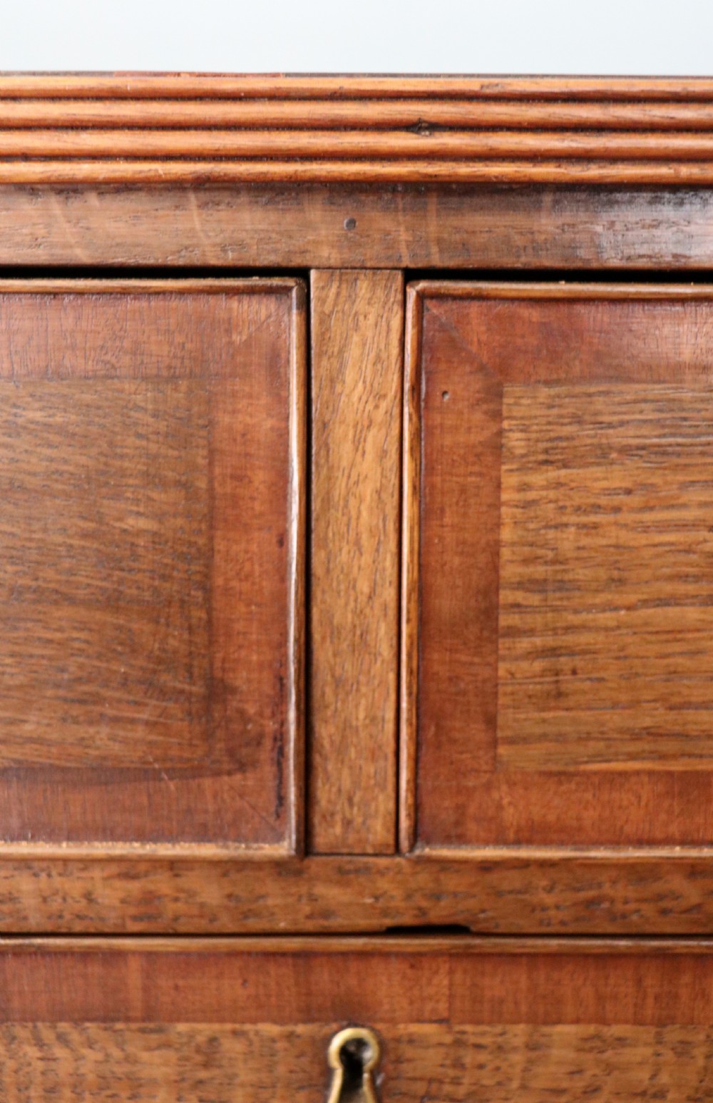 A lovely understated George III oak and mahogany crossbanded chest of drawers.  View XI