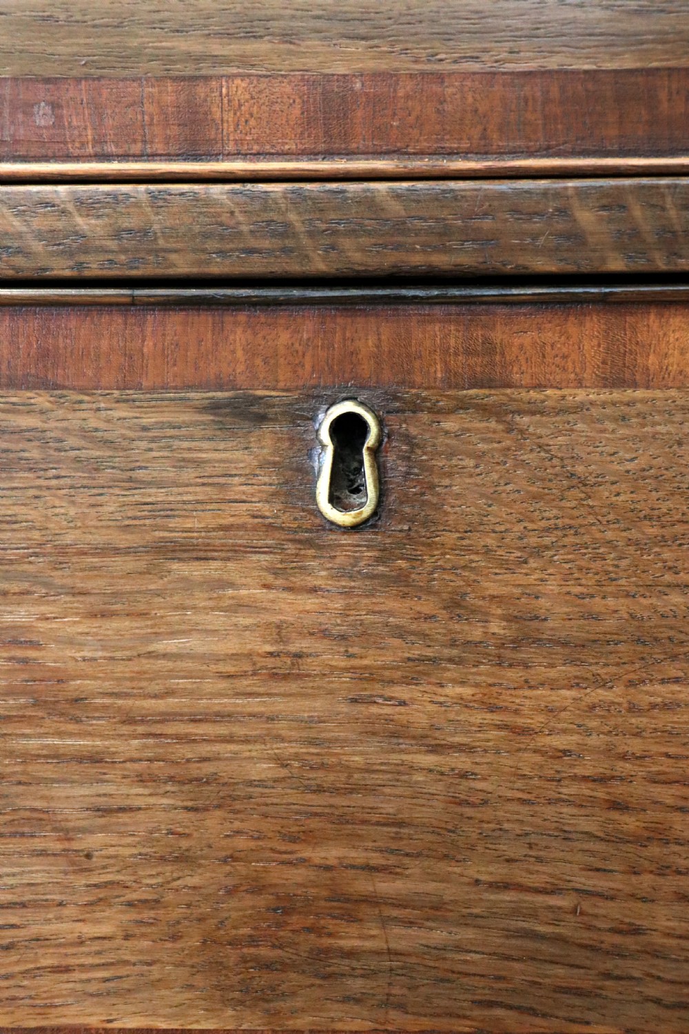 A lovely understated George III oak and mahogany crossbanded chest of drawers.  View XII