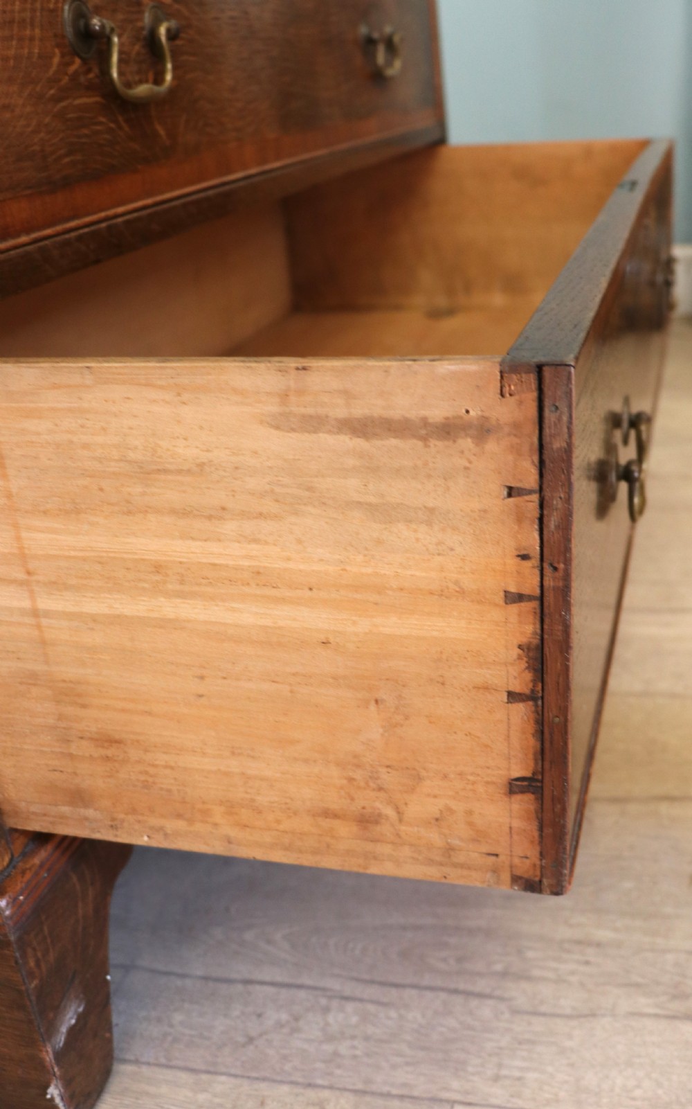 A lovely understated George III oak and mahogany crossbanded chest of drawers.  View XIII