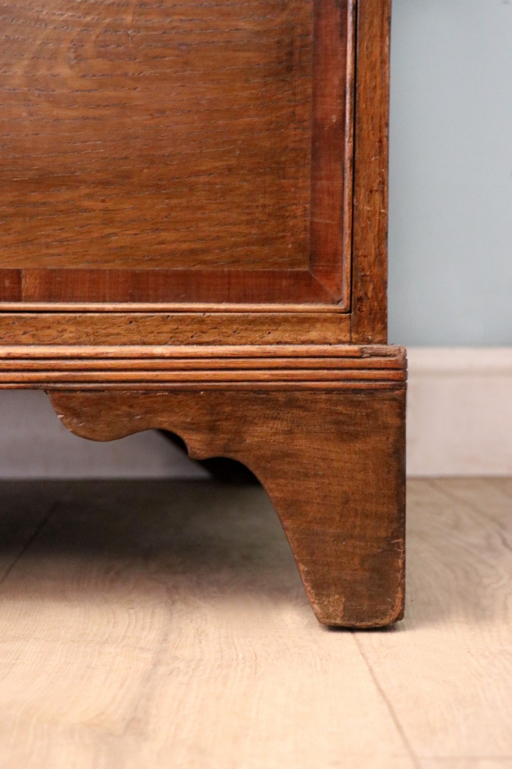 A lovely understated George III oak and mahogany crossbanded chest of drawers.  View XV