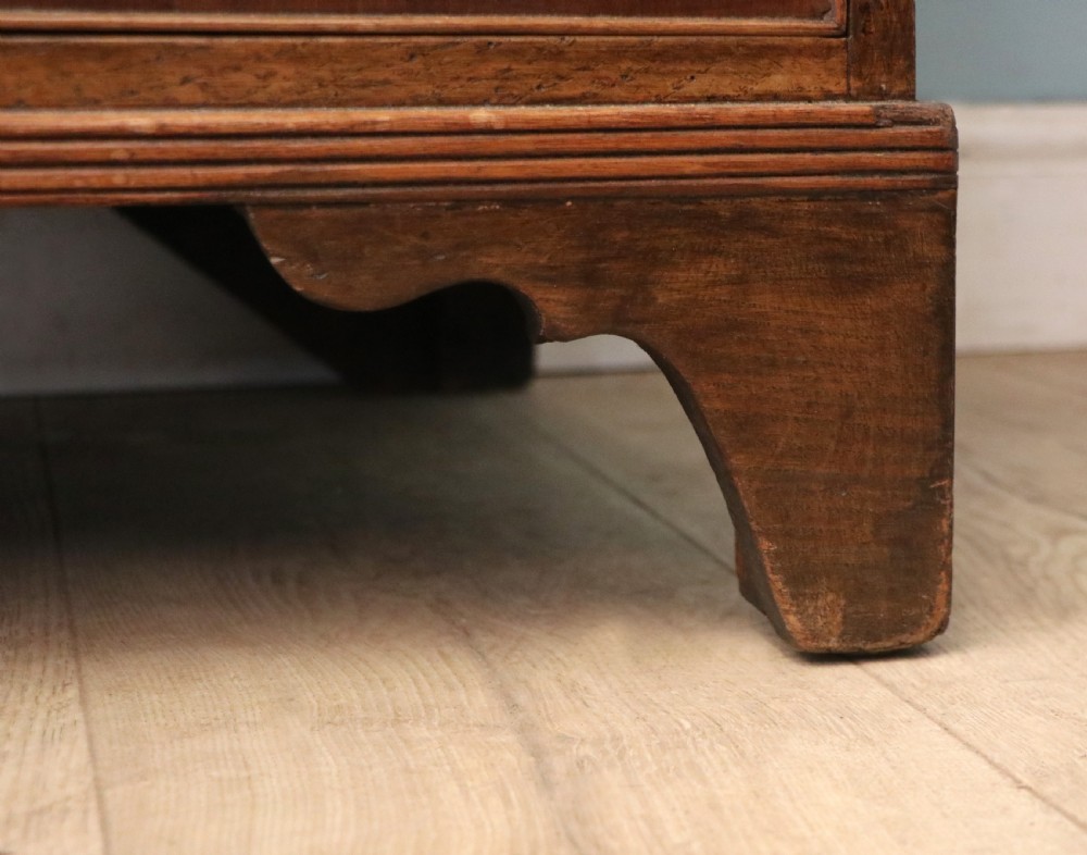A lovely understated George III oak and mahogany crossbanded chest of drawers.  View XVI