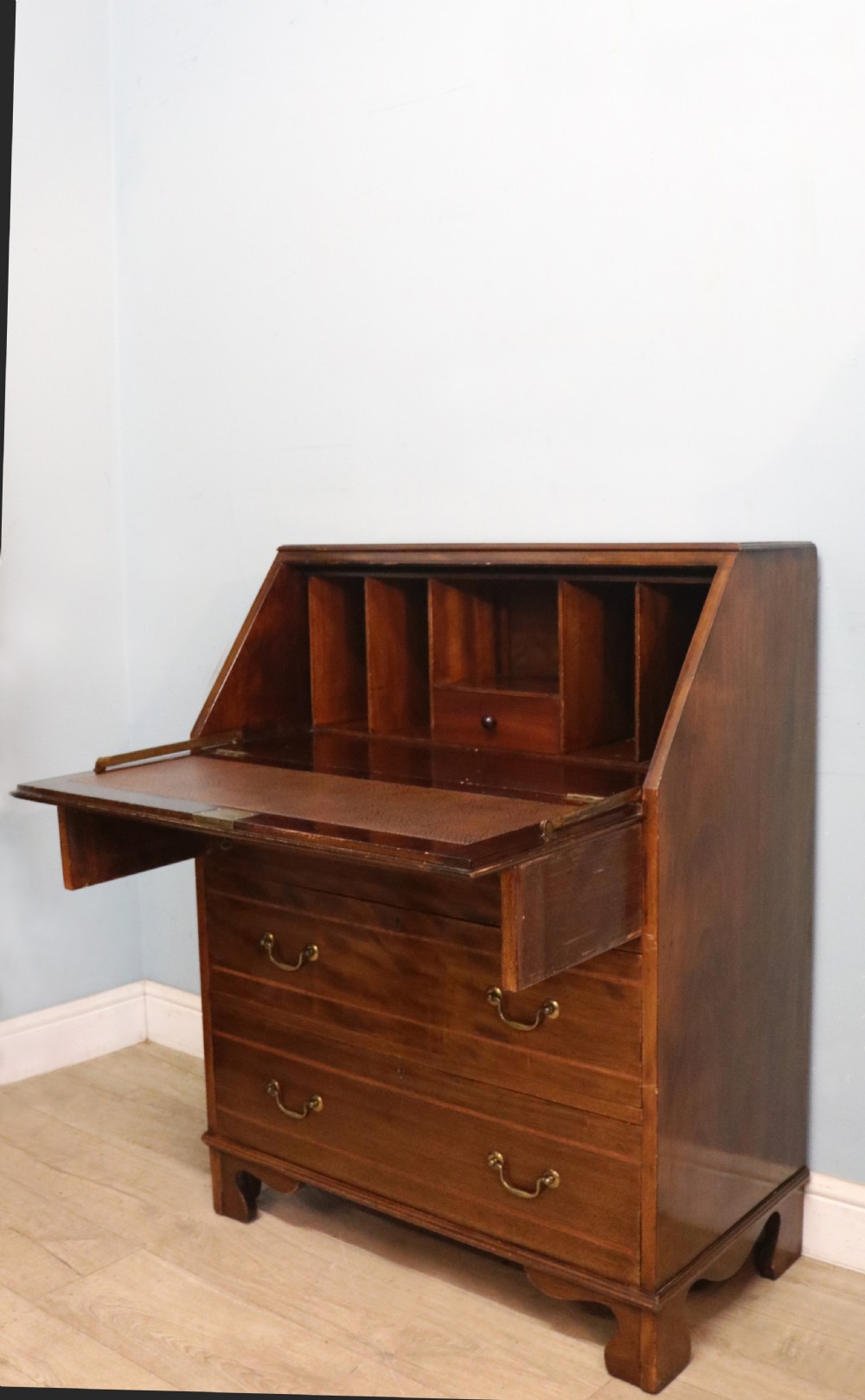 A lovely Edwardian bureau in the Sheraton revival style!  View V