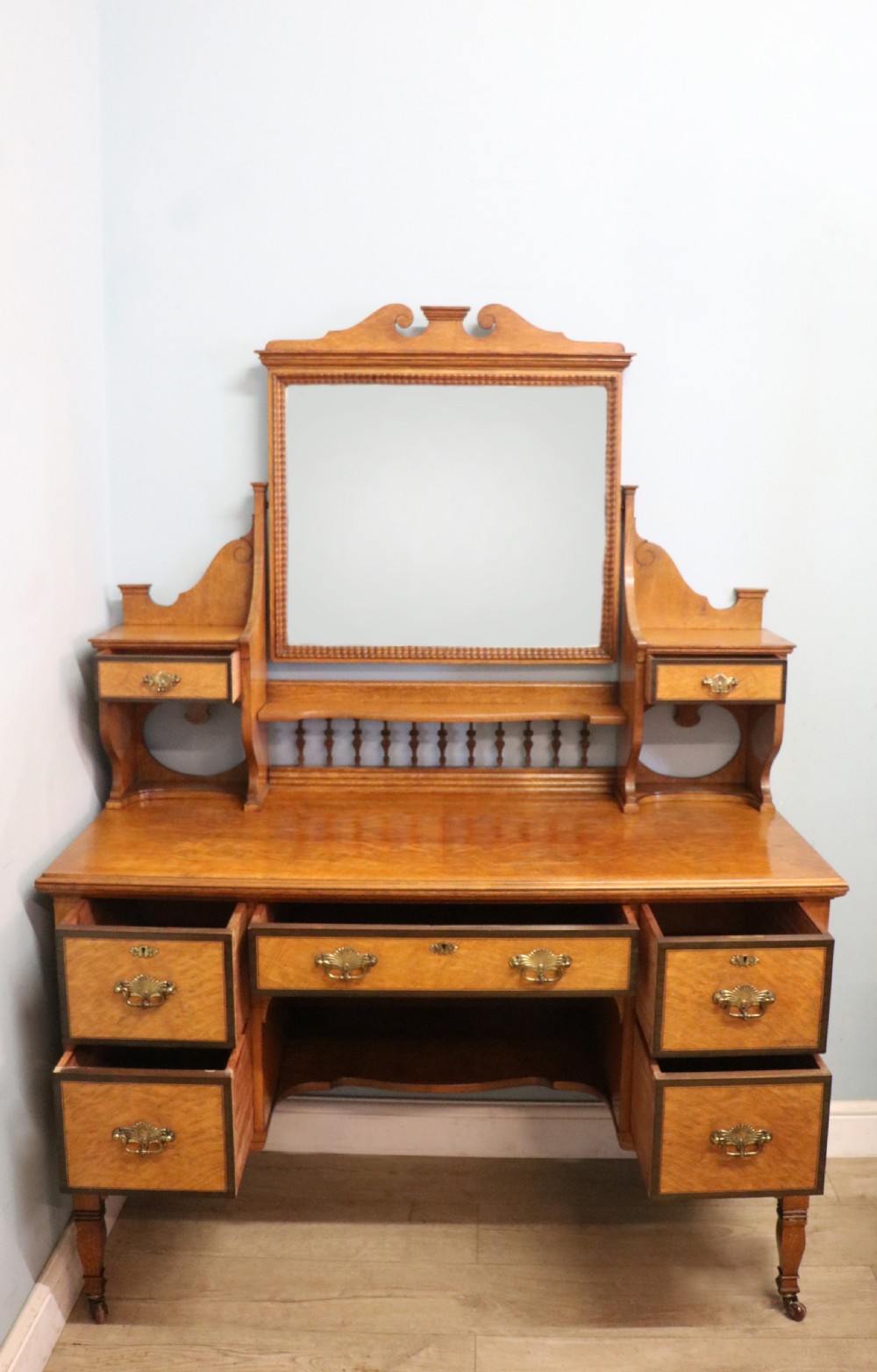  A very high-quality Shapland & Petter late 19th century American walnut dressing table. View II
