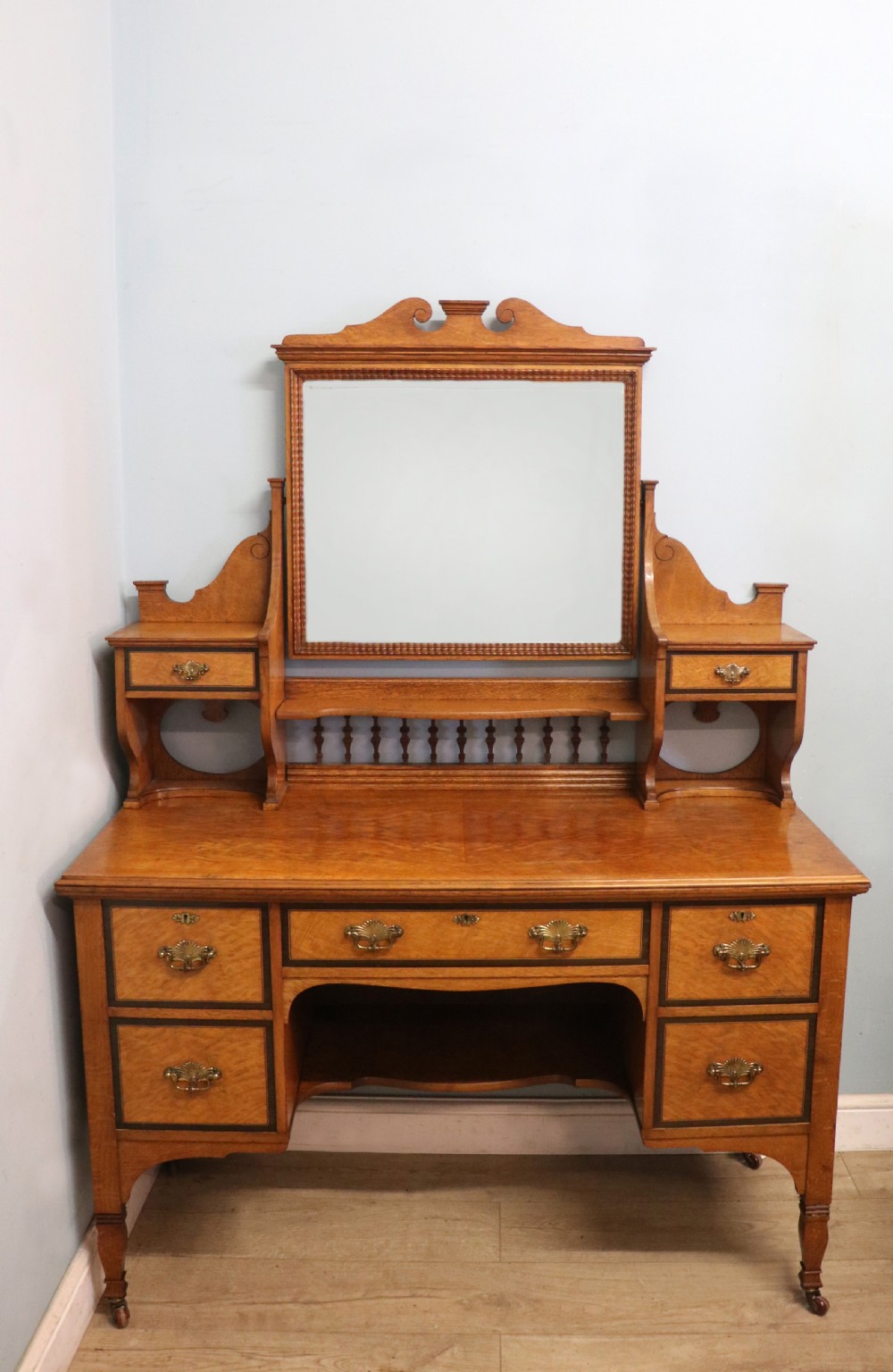  A very high-quality Shapland & Petter late 19th century American walnut dressing table.