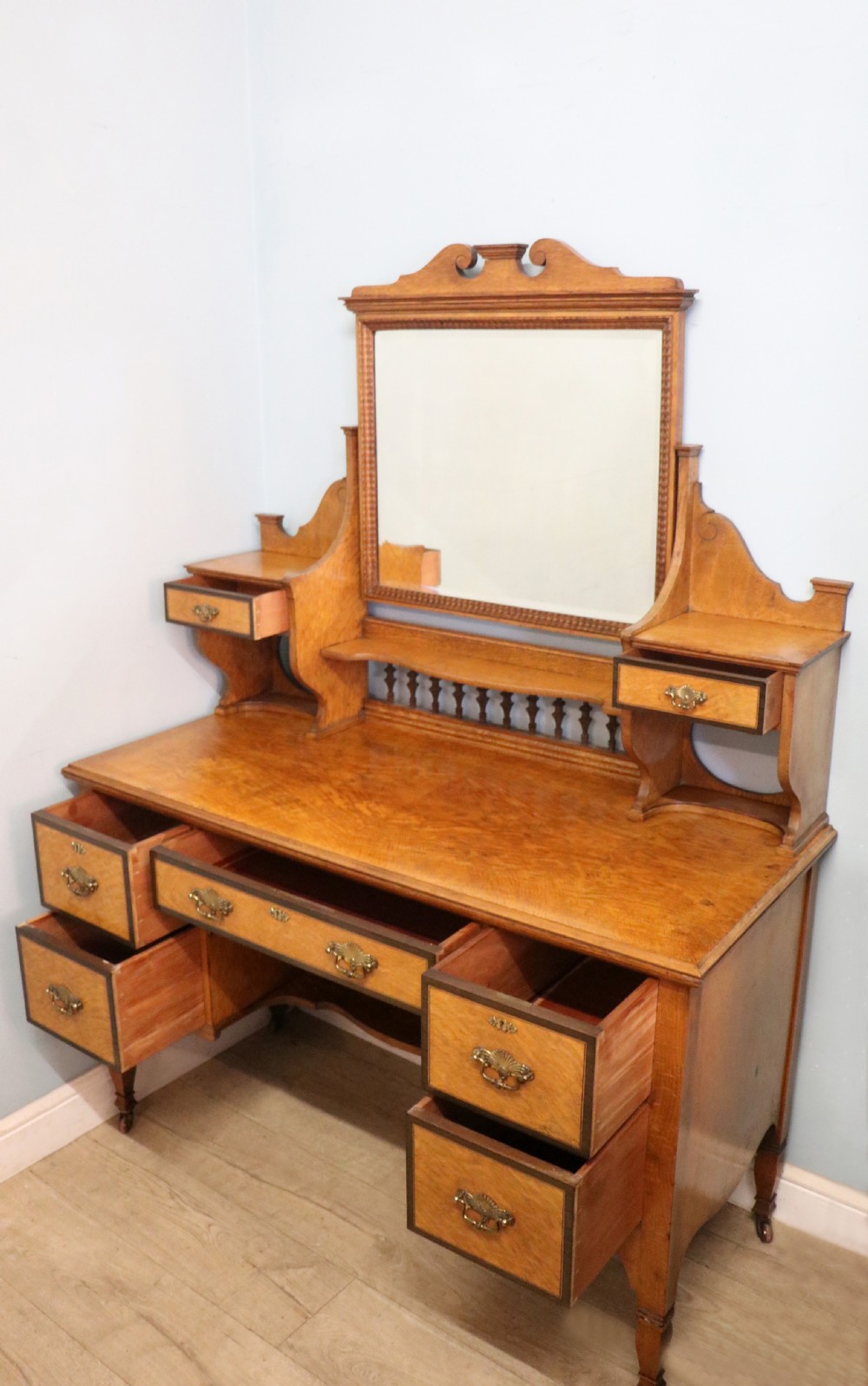  A very high-quality Shapland & Petter late 19th century American walnut dressing table. View III