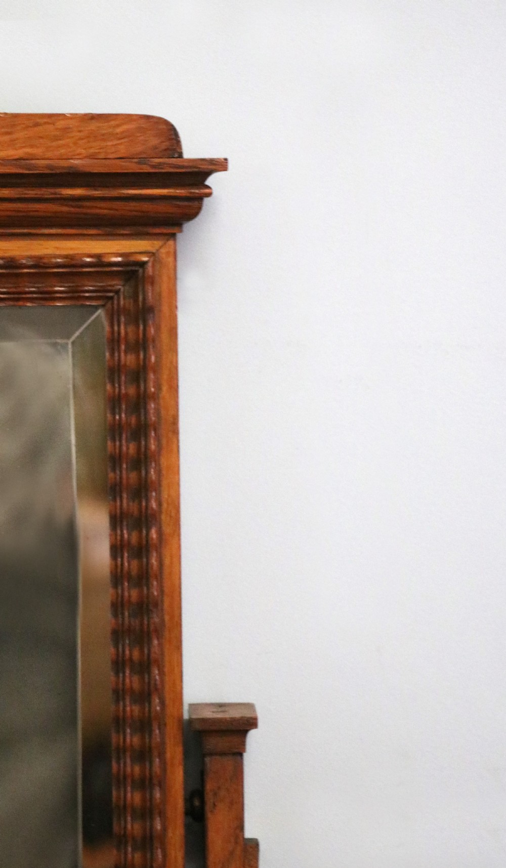  A very high-quality Shapland & Petter late 19th century American walnut dressing table. View VI