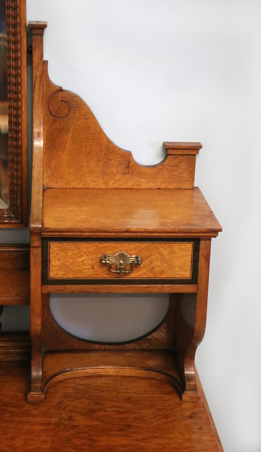  A very high-quality Shapland & Petter late 19th century American walnut dressing table. View VII