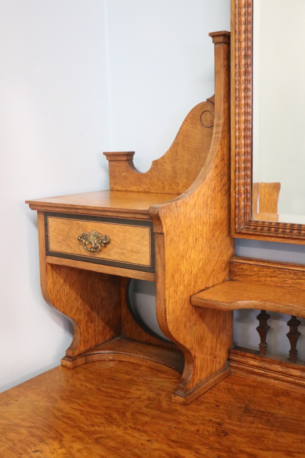  A very high-quality Shapland & Petter late 19th century American walnut dressing table. View VIII