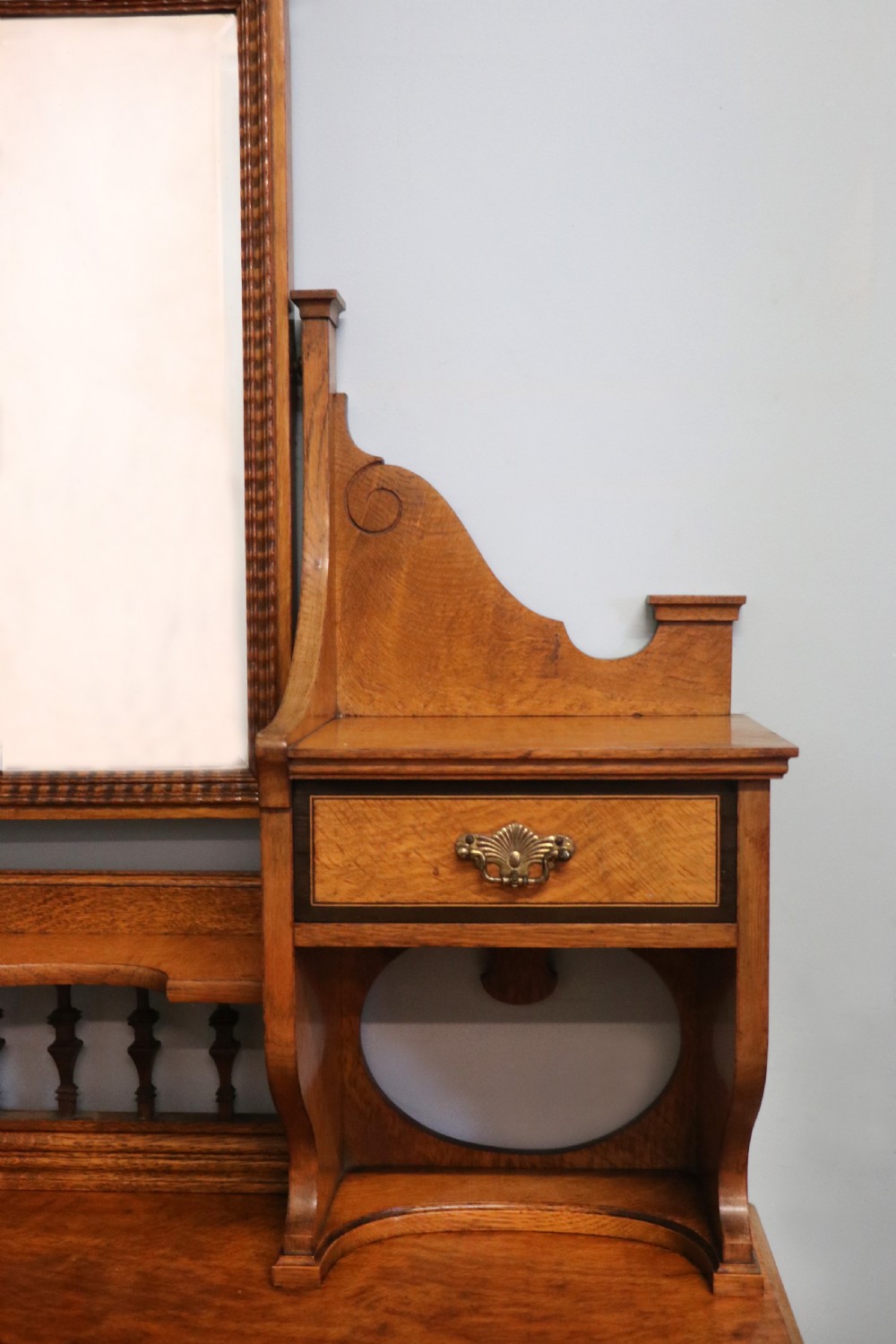  A very high-quality Shapland & Petter late 19th century American walnut dressing table. View IX