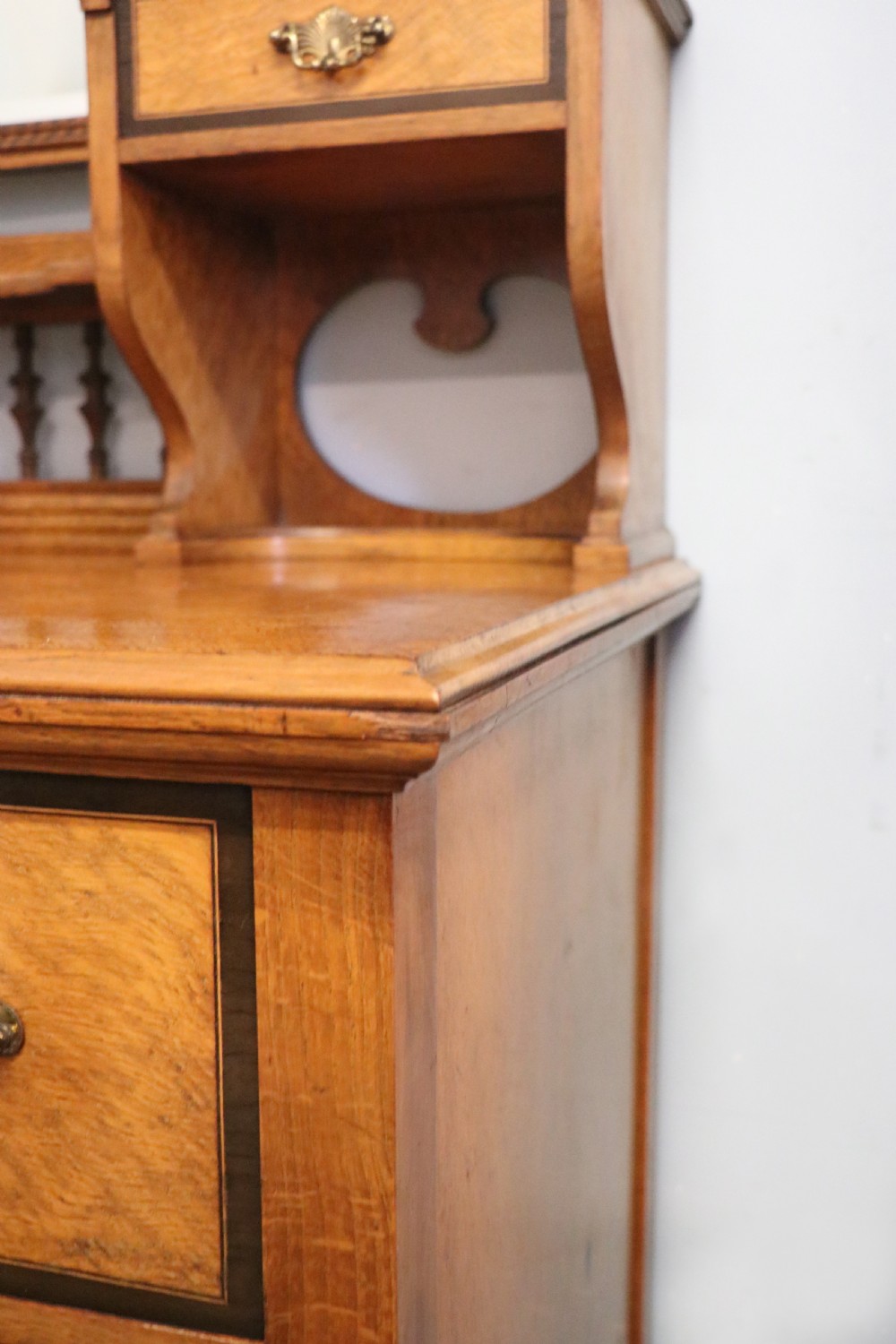  A very high-quality Shapland & Petter late 19th century American walnut dressing table. View XII