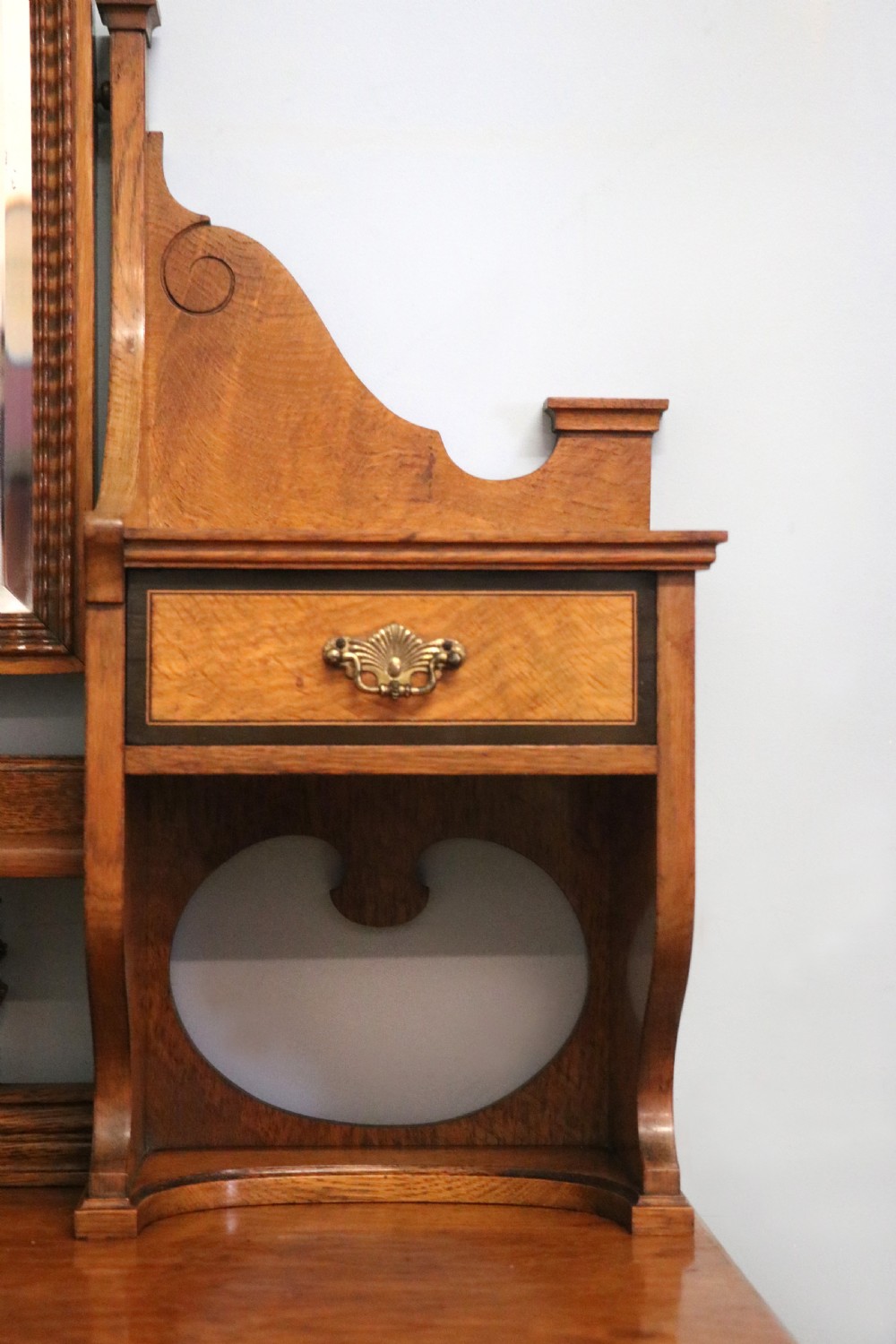  A very high-quality Shapland & Petter late 19th century American walnut dressing table. View XIII
