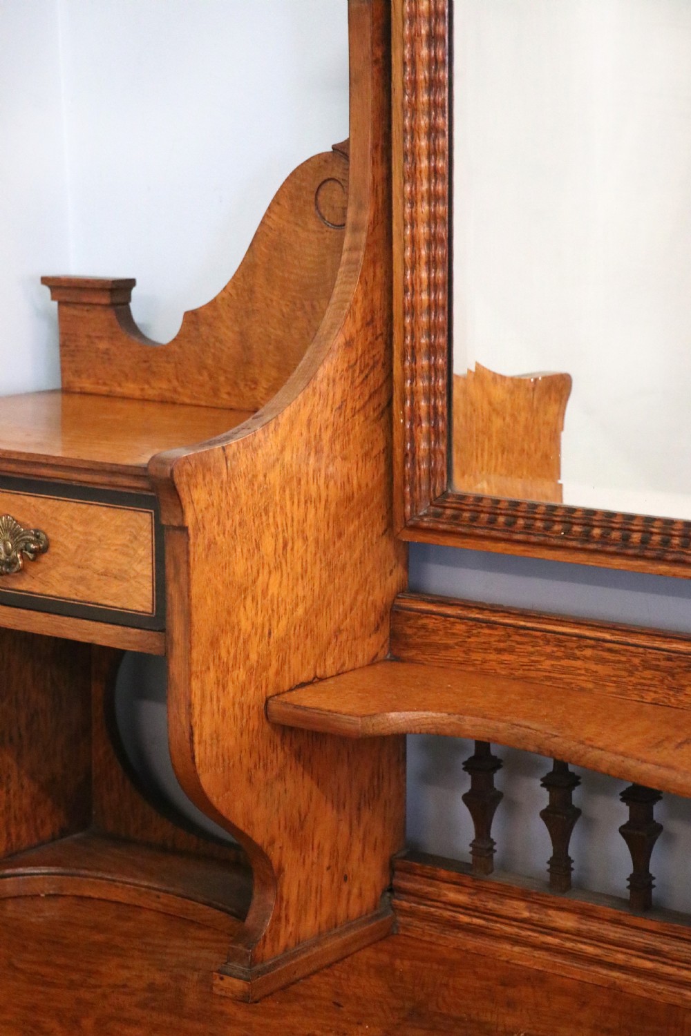  A very high-quality Shapland & Petter late 19th century American walnut dressing table. View XV