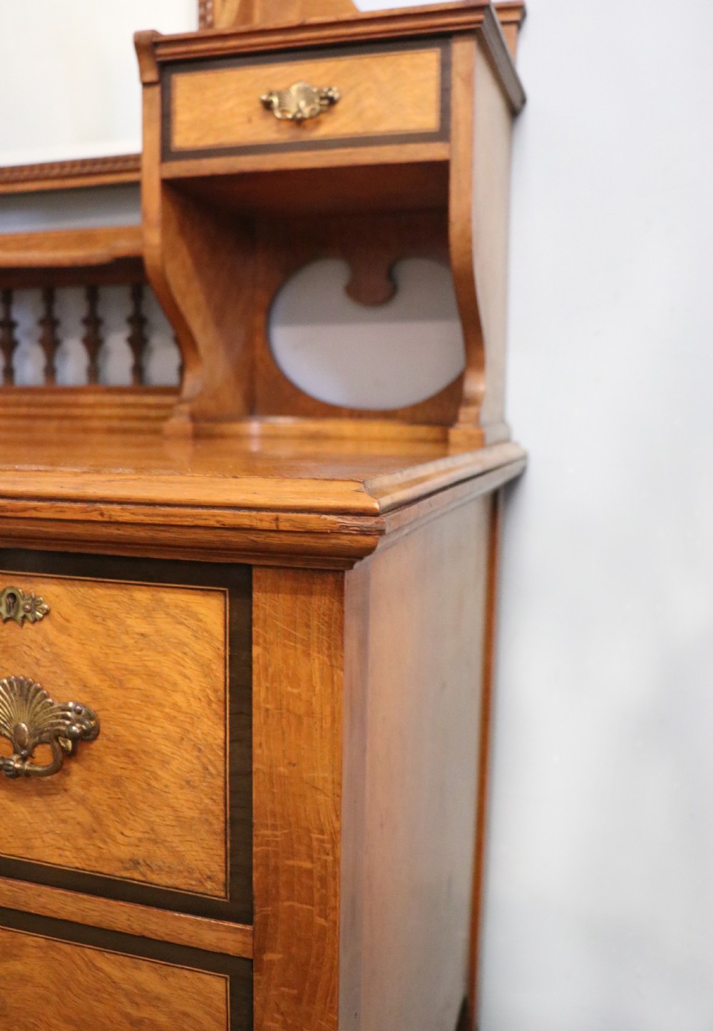  A very high-quality Shapland & Petter late 19th century American walnut dressing table. View XVIII