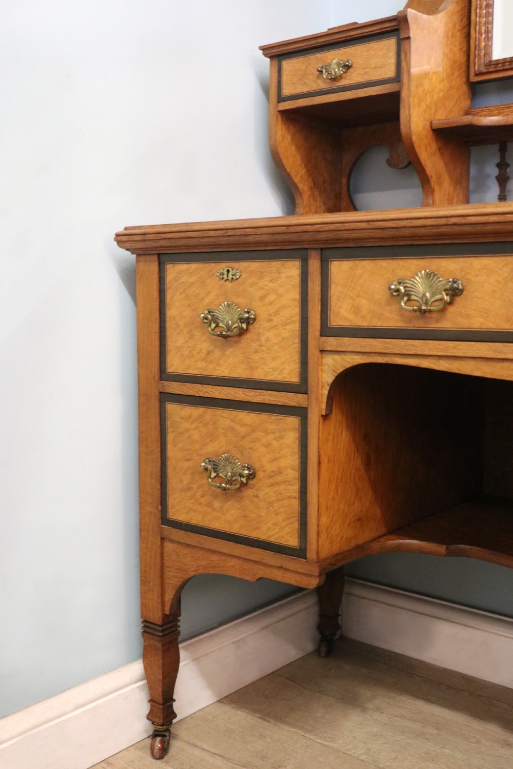  A very high-quality Shapland & Petter late 19th century American walnut dressing table. View XIX
