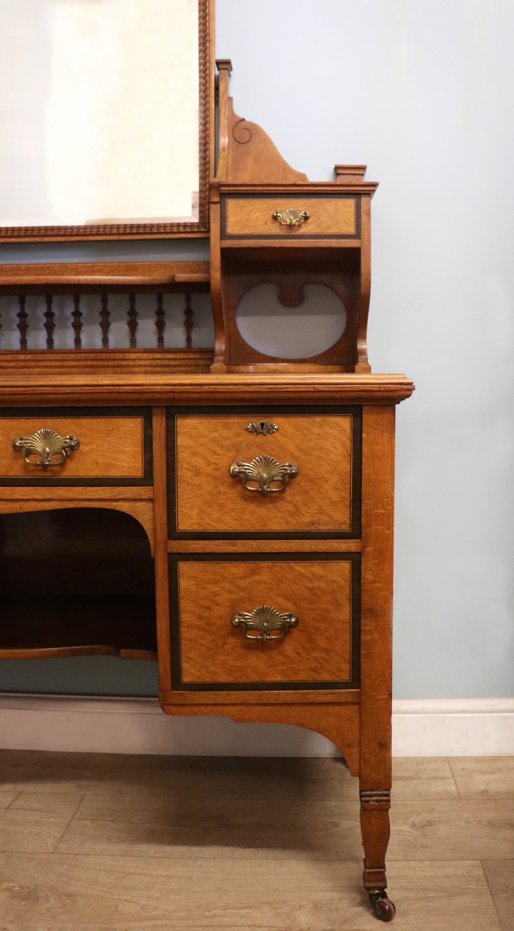  A very high-quality Shapland & Petter late 19th century American walnut dressing table. View XX