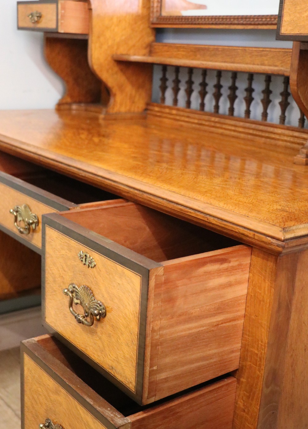  A very high-quality Shapland & Petter late 19th century American walnut dressing table. View XXI