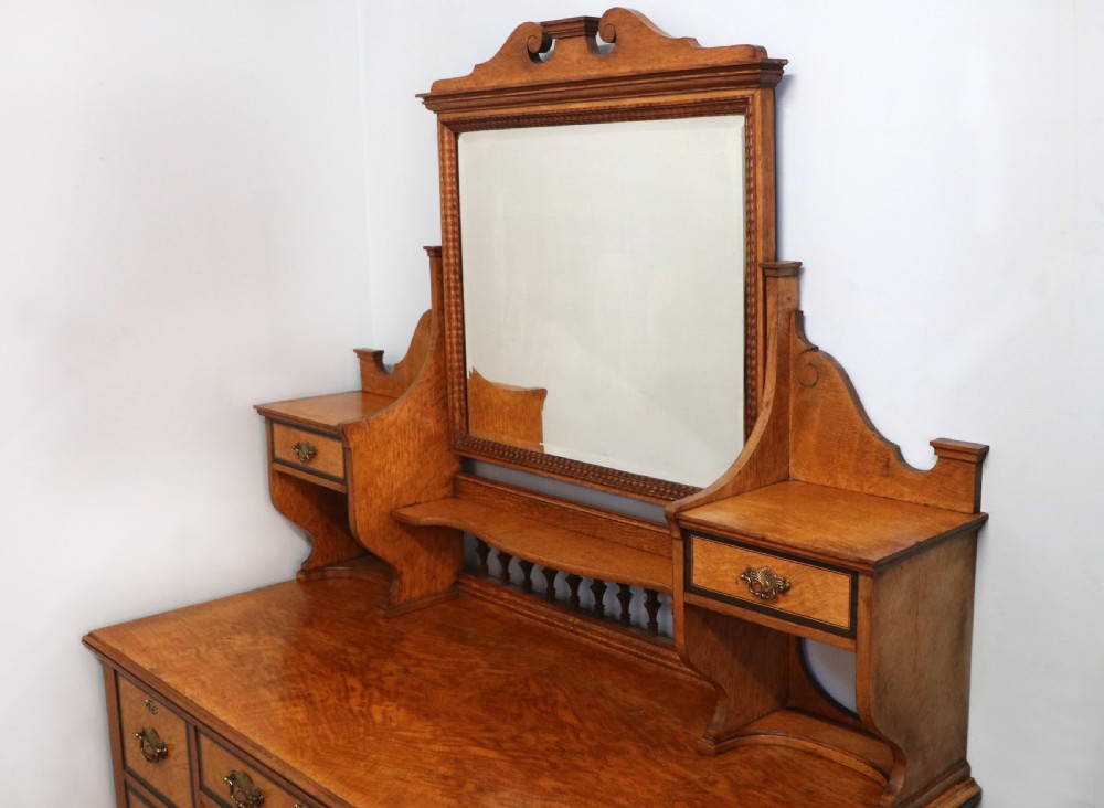  A very high-quality Shapland & Petter late 19th century American walnut dressing table. View XXII