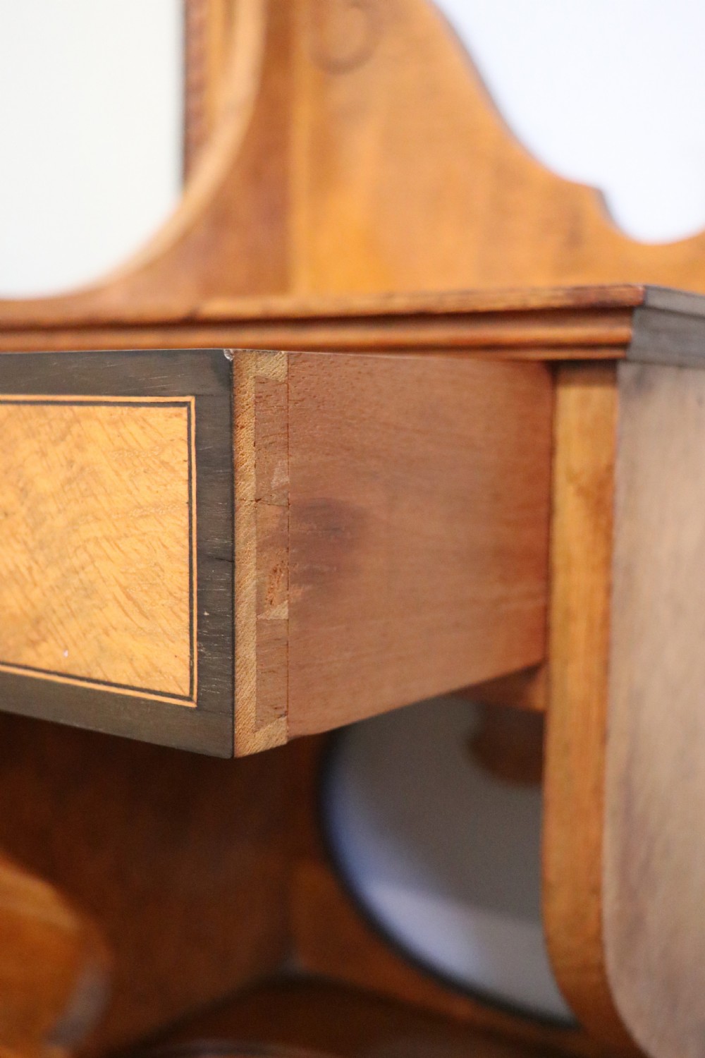  A very high-quality Shapland & Petter late 19th century American walnut dressing table. View XXIII