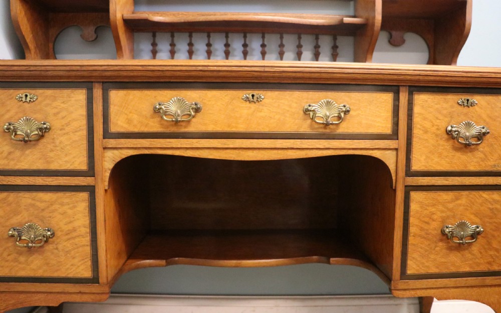  A very high-quality Shapland & Petter late 19th century American walnut dressing table. View XXVI
