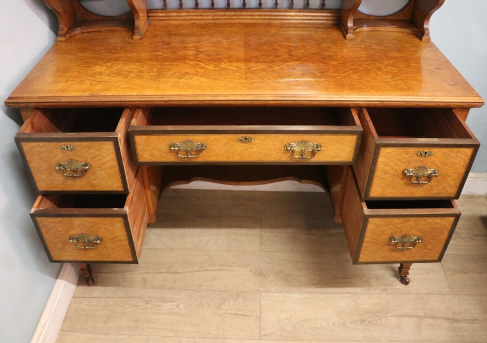  A very high-quality Shapland & Petter late 19th century American walnut dressing table. View XXVII