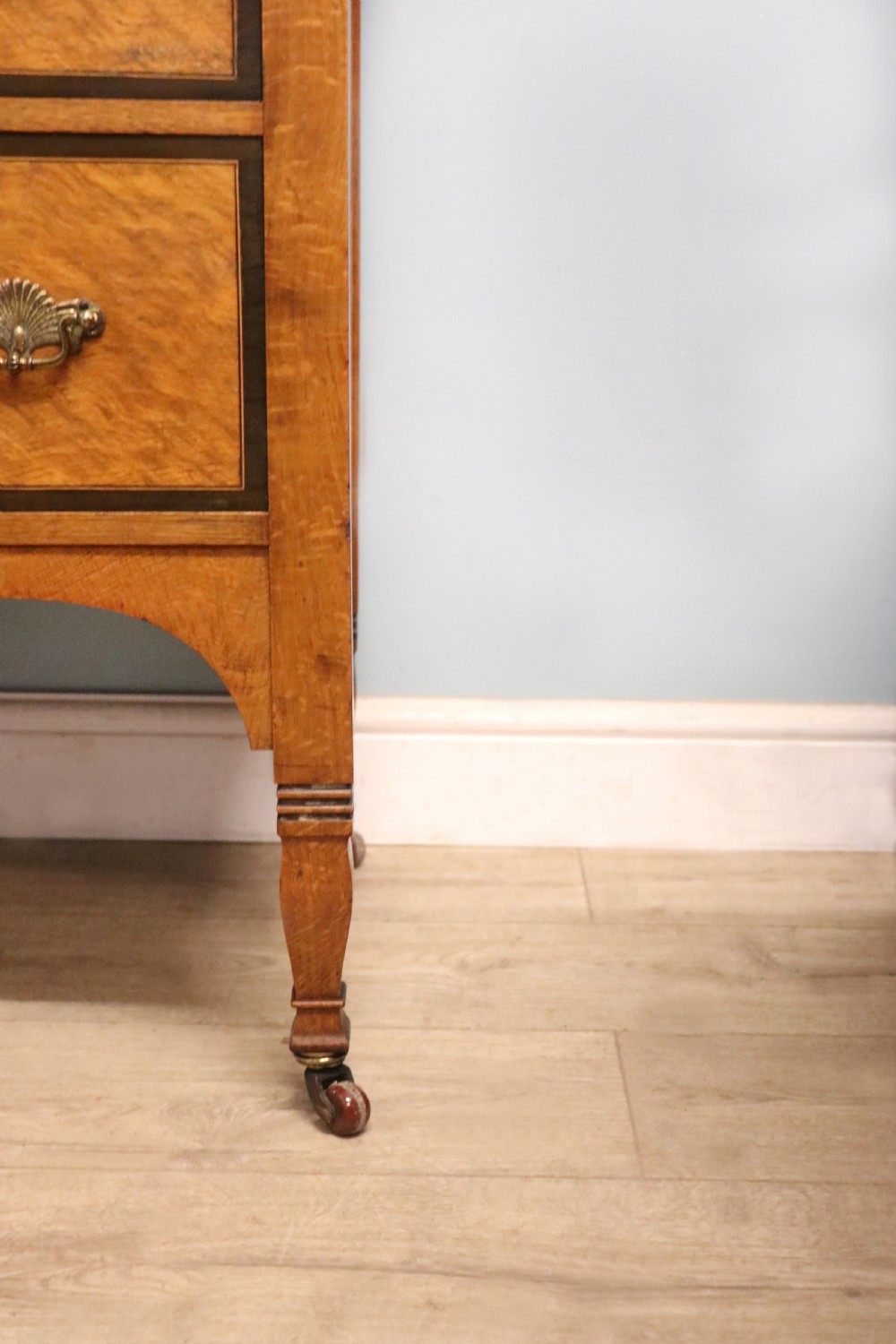  A very high-quality Shapland & Petter late 19th century American walnut dressing table. View XXVIII
