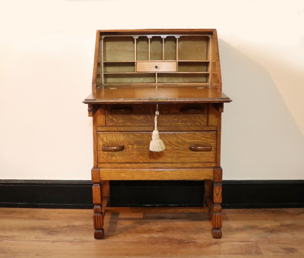 A lovely 1930s golden oak bureau. 