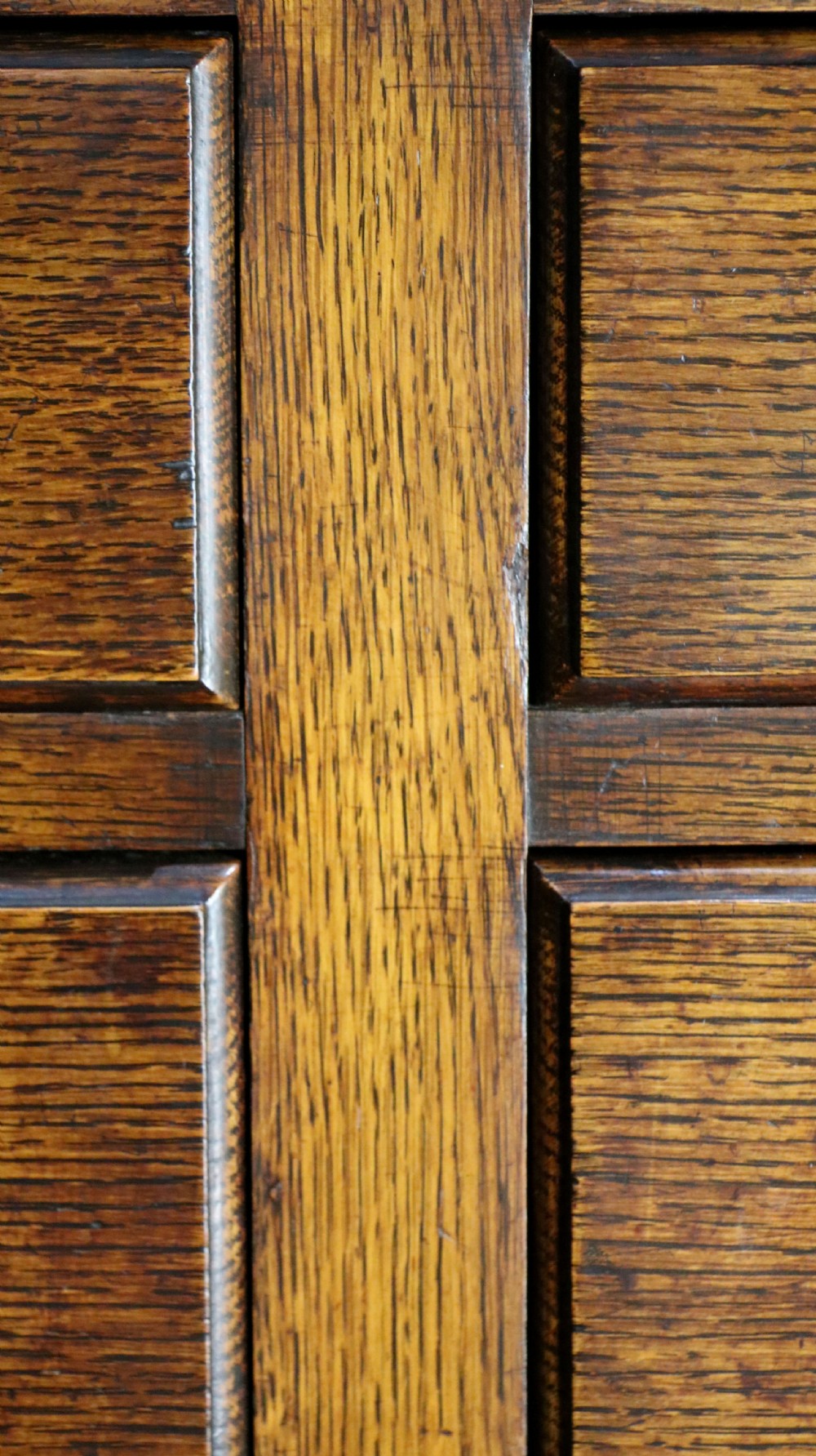 Oak side Quality British oak! A very useful Jacobean revival oak chest of drawers. View XII