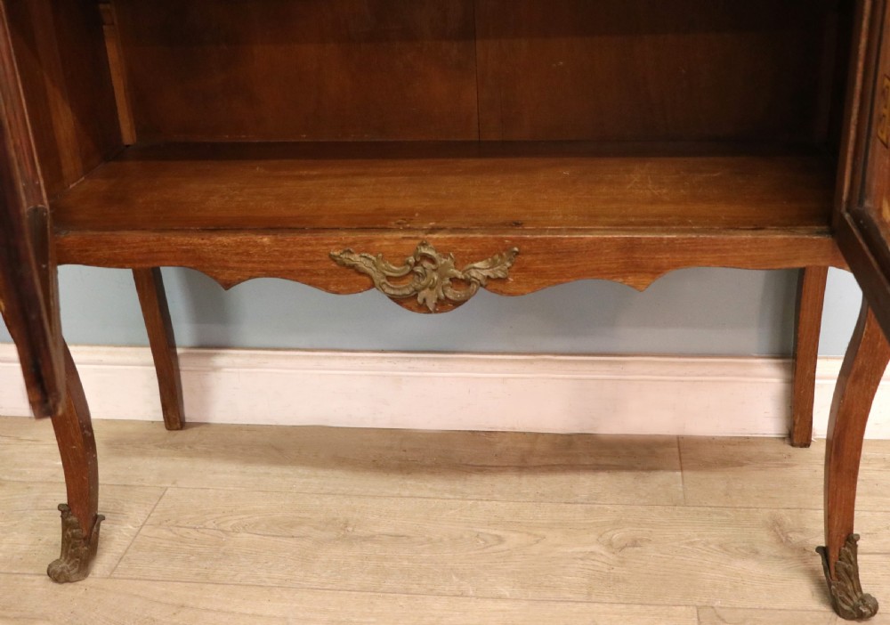 An early 20th-century French wooden display cabinet featuring a marble top, cabriole legs, gilt bronze mounts, and glass doors with hand-painted Chateauneuf-du-Pape lettering. View XXVII