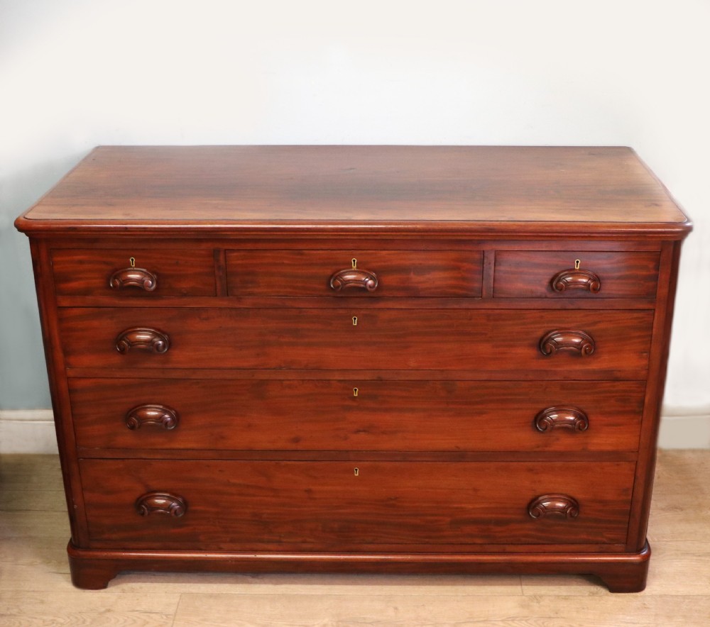 A quality superb Victorian mahogany chest of drawers.  View II