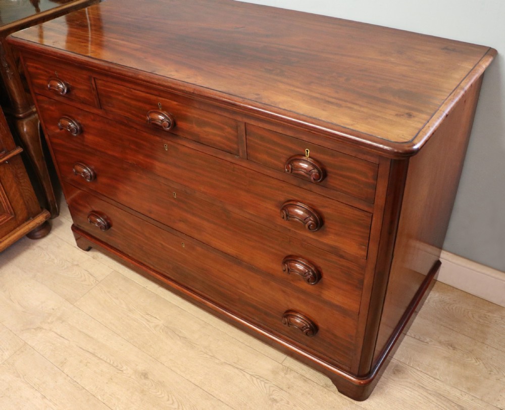 A quality superb Victorian mahogany chest of drawers.  View IV