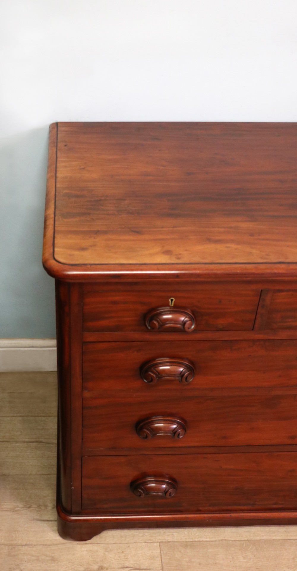 A quality superb Victorian mahogany chest of drawers.  View VI