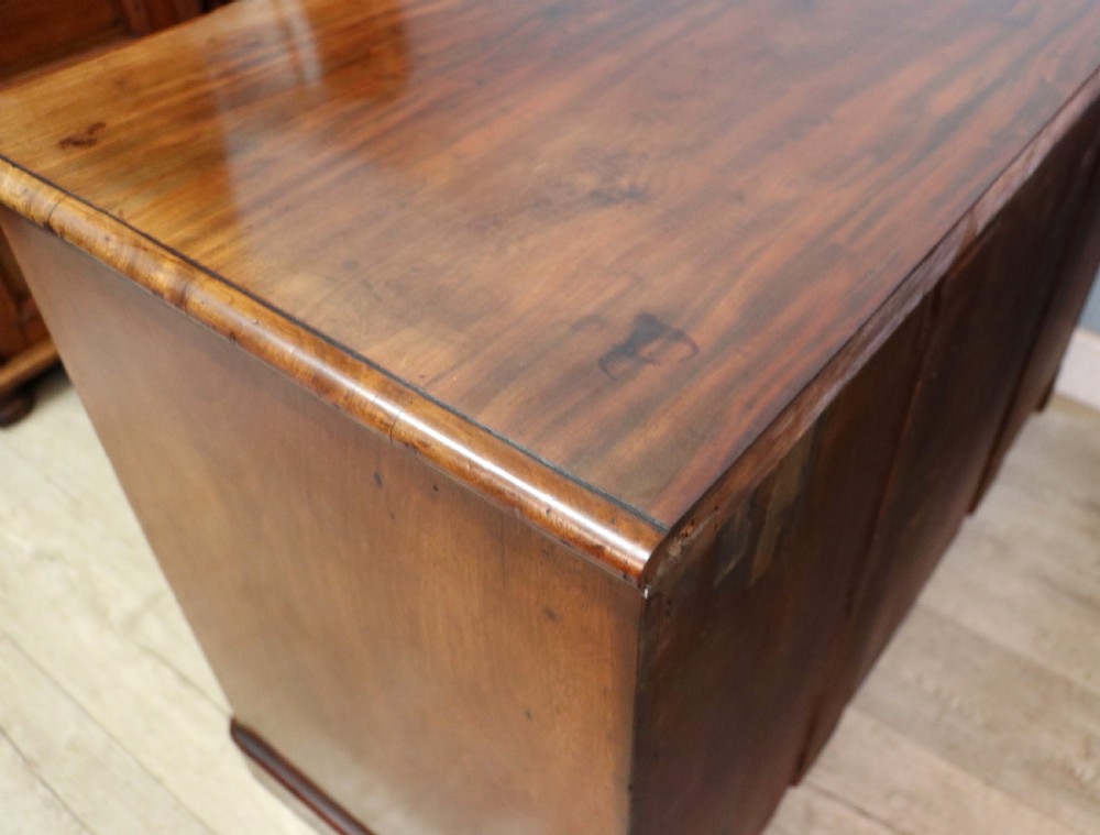 A quality superb Victorian mahogany chest of drawers.  View IX