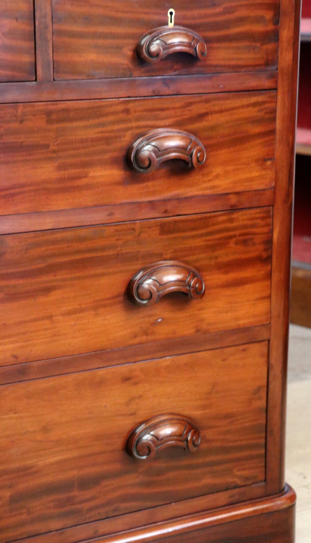 A quality superb Victorian mahogany chest of drawers.  View XVII