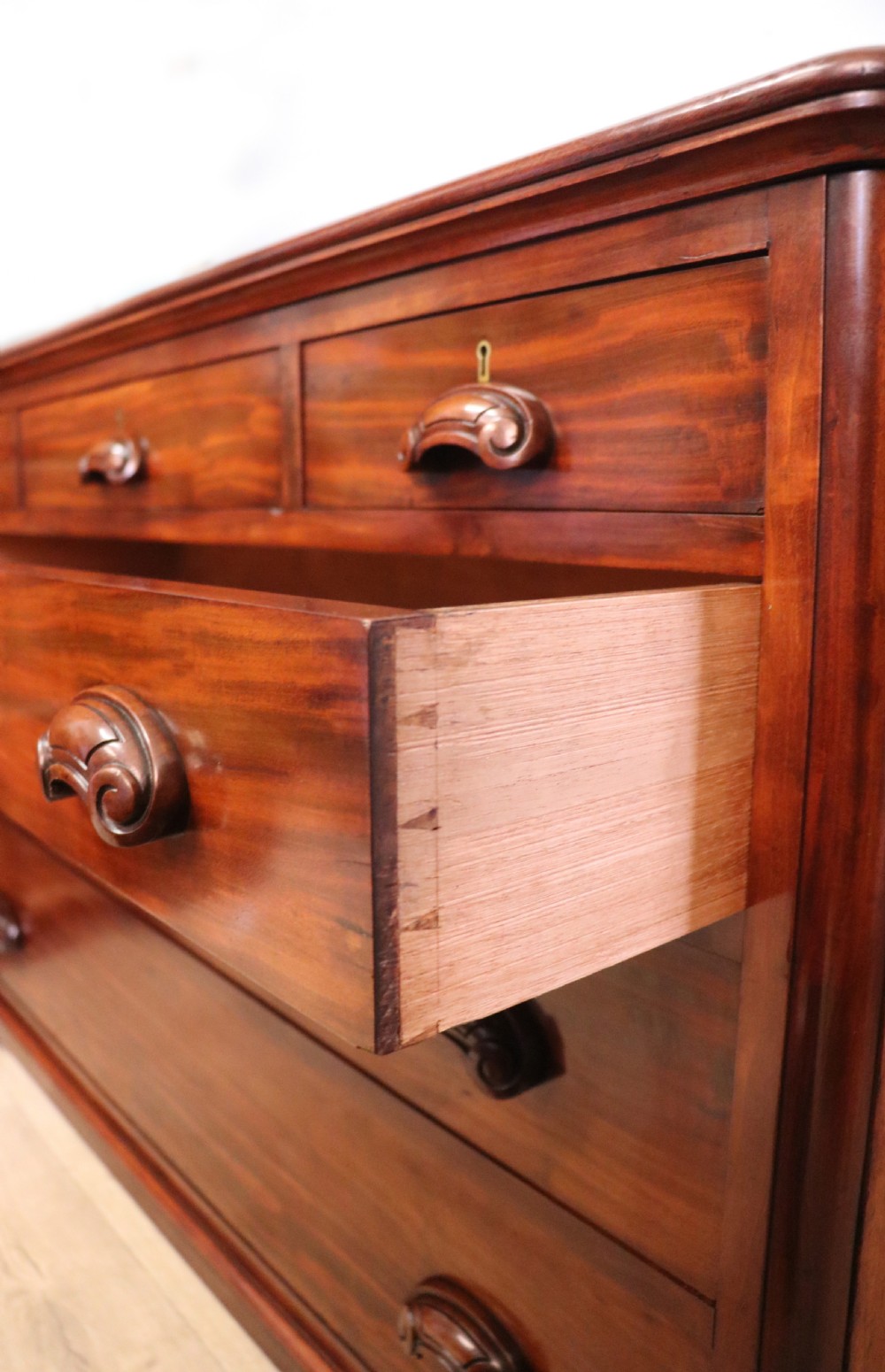 A quality superb Victorian mahogany chest of drawers.  View XXIII