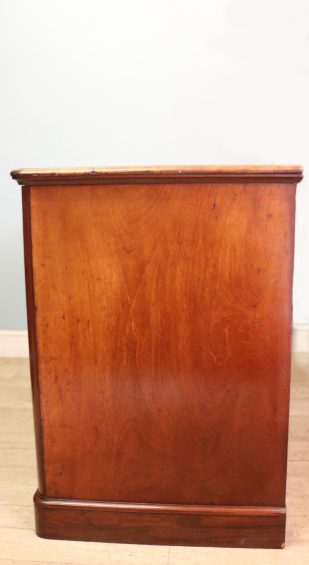 A quality superb Victorian mahogany chest of drawers.  View XXVII