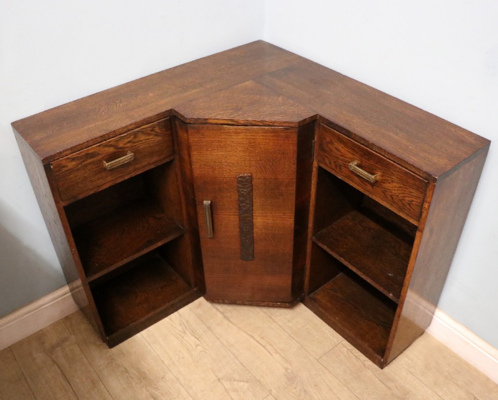 A lovely unusual oak corner bookcase dating to the 1920/30s. 
