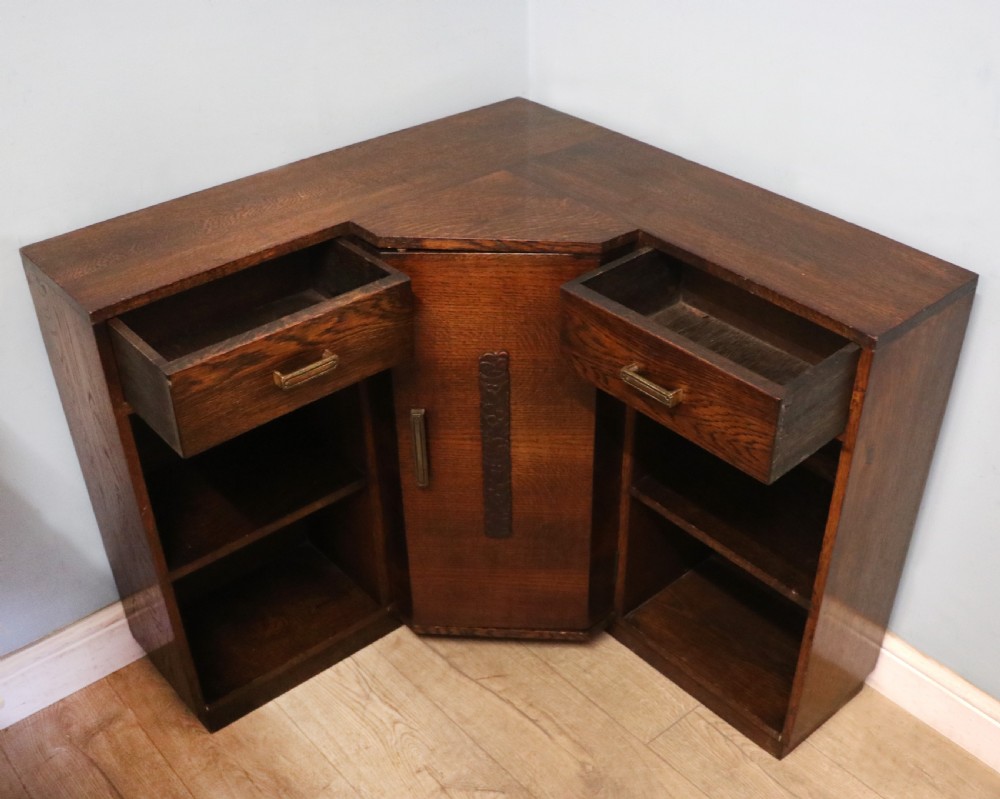 A lovely unusual oak corner bookcase dating to the 1920/30s.  View III