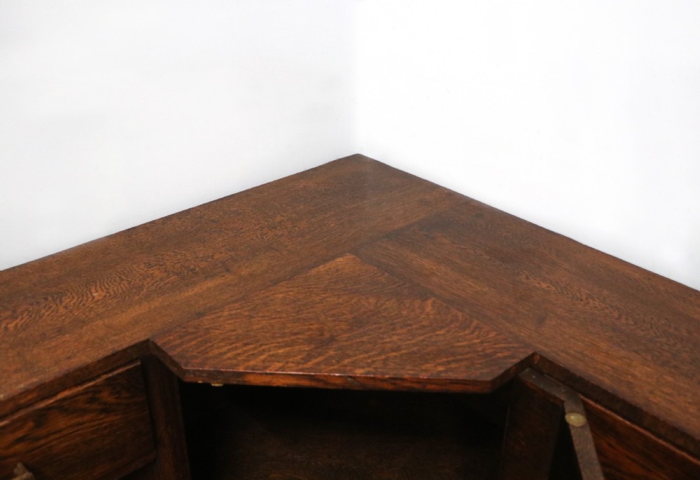 A lovely unusual oak corner bookcase dating to the 1920/30s.  View V