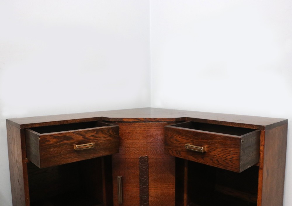 A lovely unusual oak corner bookcase dating to the 1920/30s.  View VII