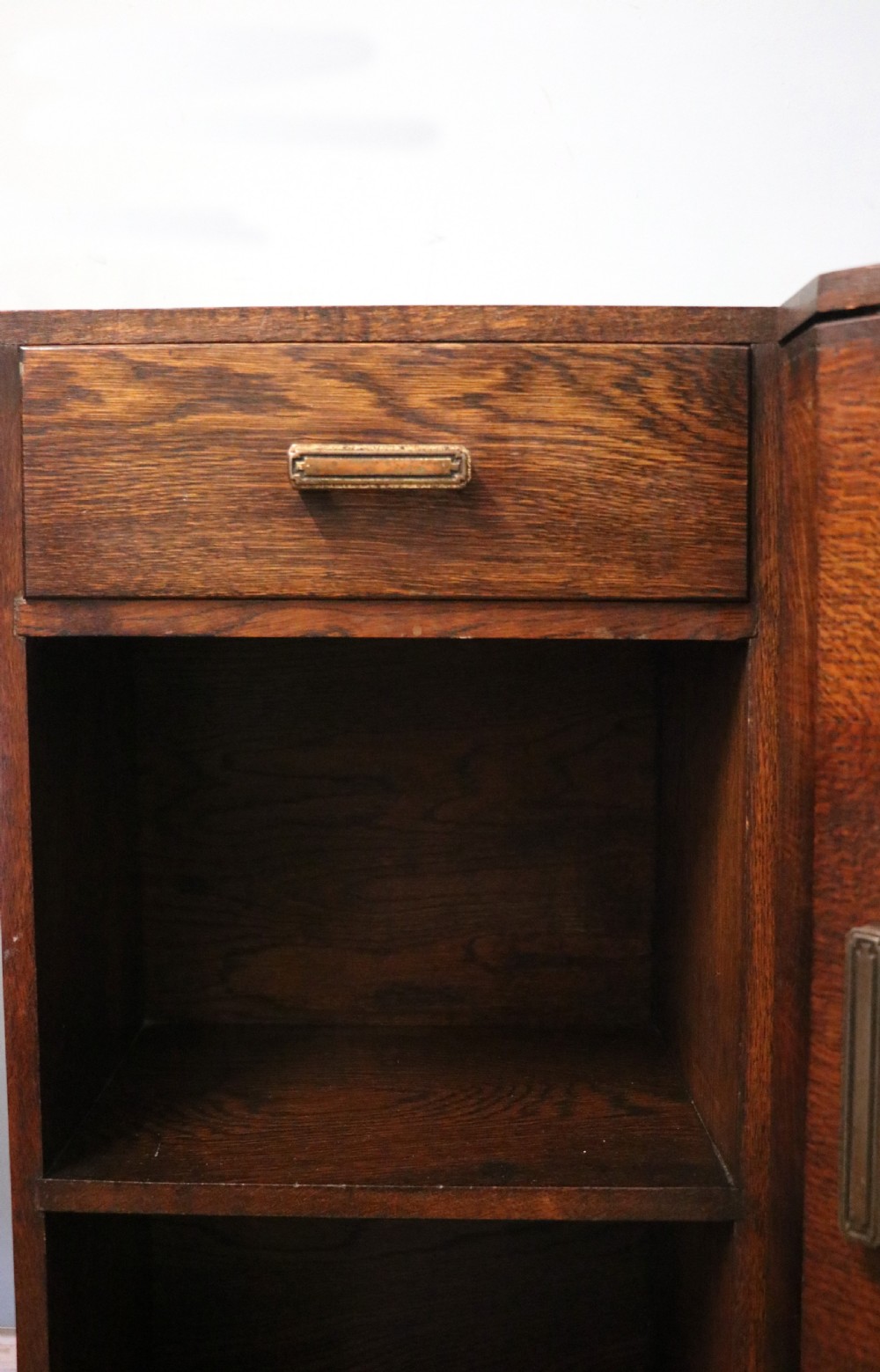 A lovely unusual oak corner bookcase dating to the 1920/30s.  View VIII