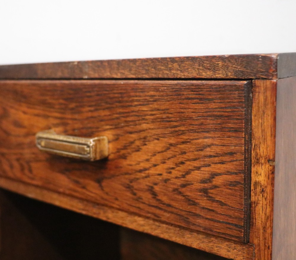 A lovely unusual oak corner bookcase dating to the 1920/30s.  View X