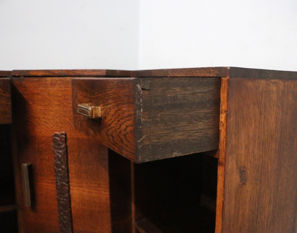 A lovely unusual oak corner bookcase dating to the 1920/30s.  View XI