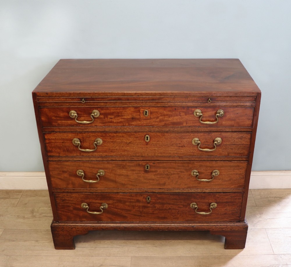 A lovely George III mahogany bachelors’ chest. View II