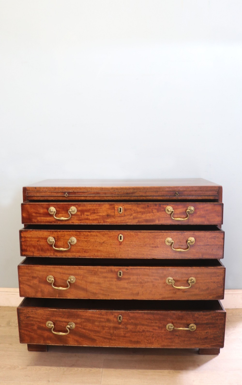 A lovely George III mahogany bachelors’ chest. View III