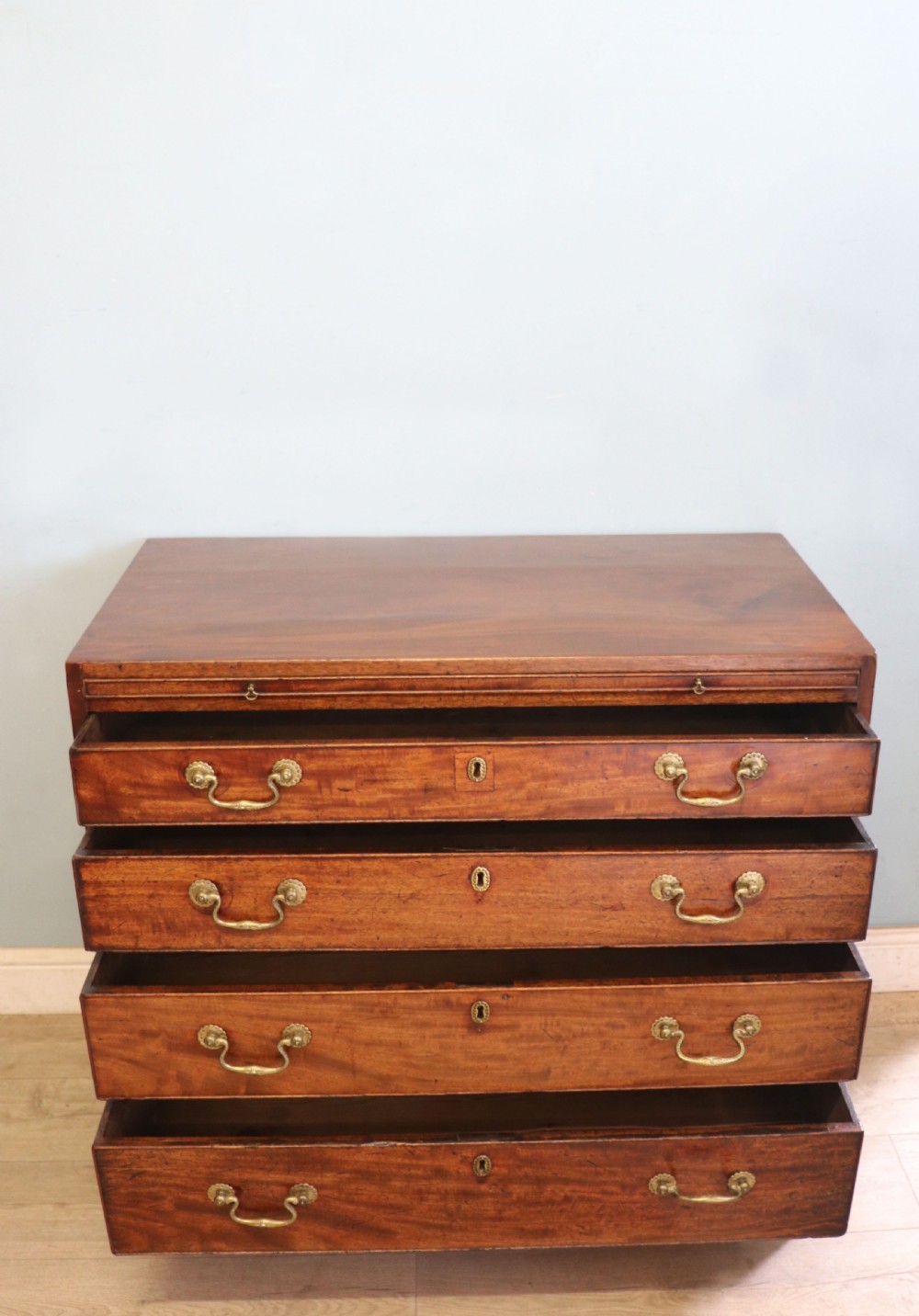 A lovely George III mahogany bachelors’ chest. View IV