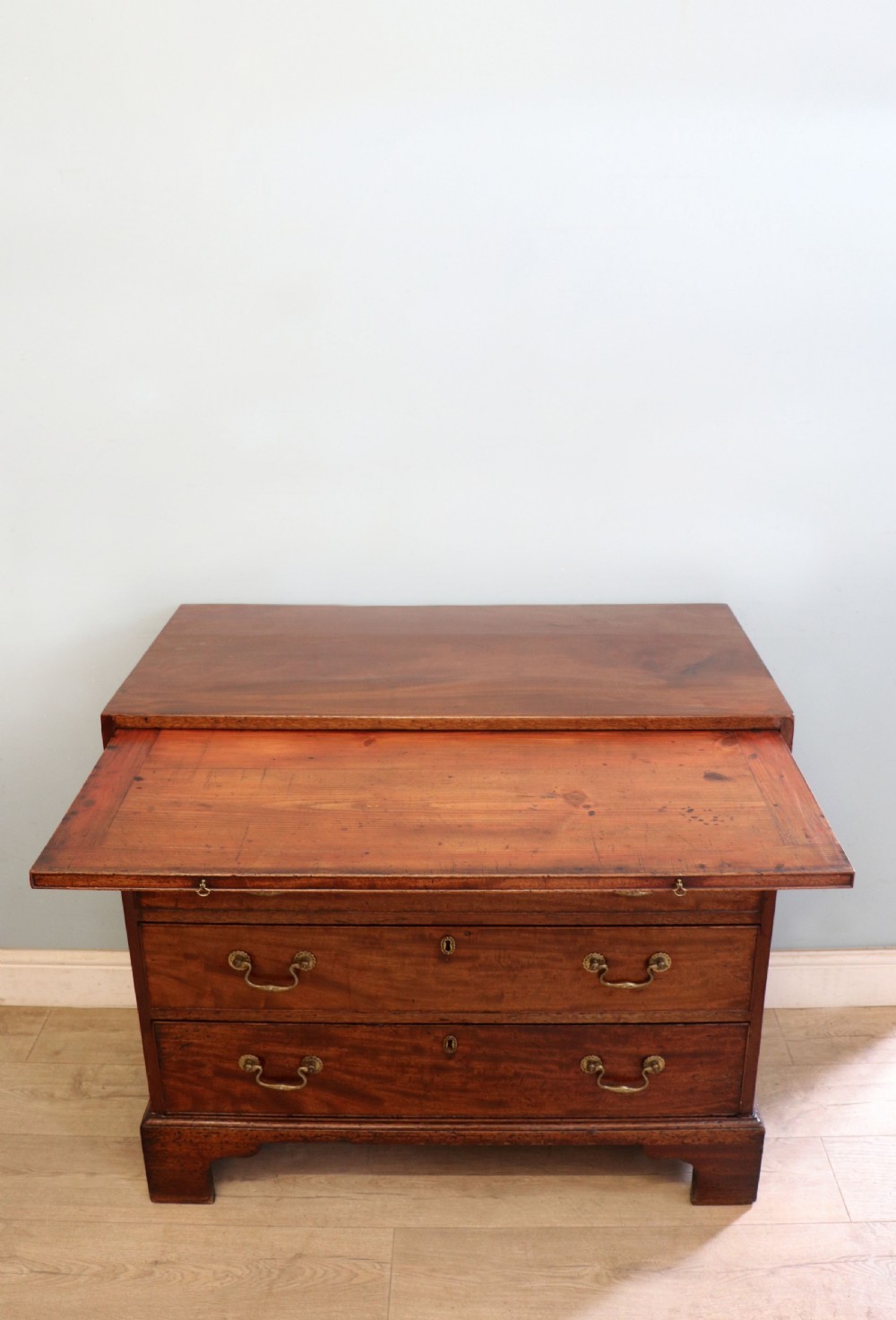 A lovely George III mahogany bachelors’ chest. View V