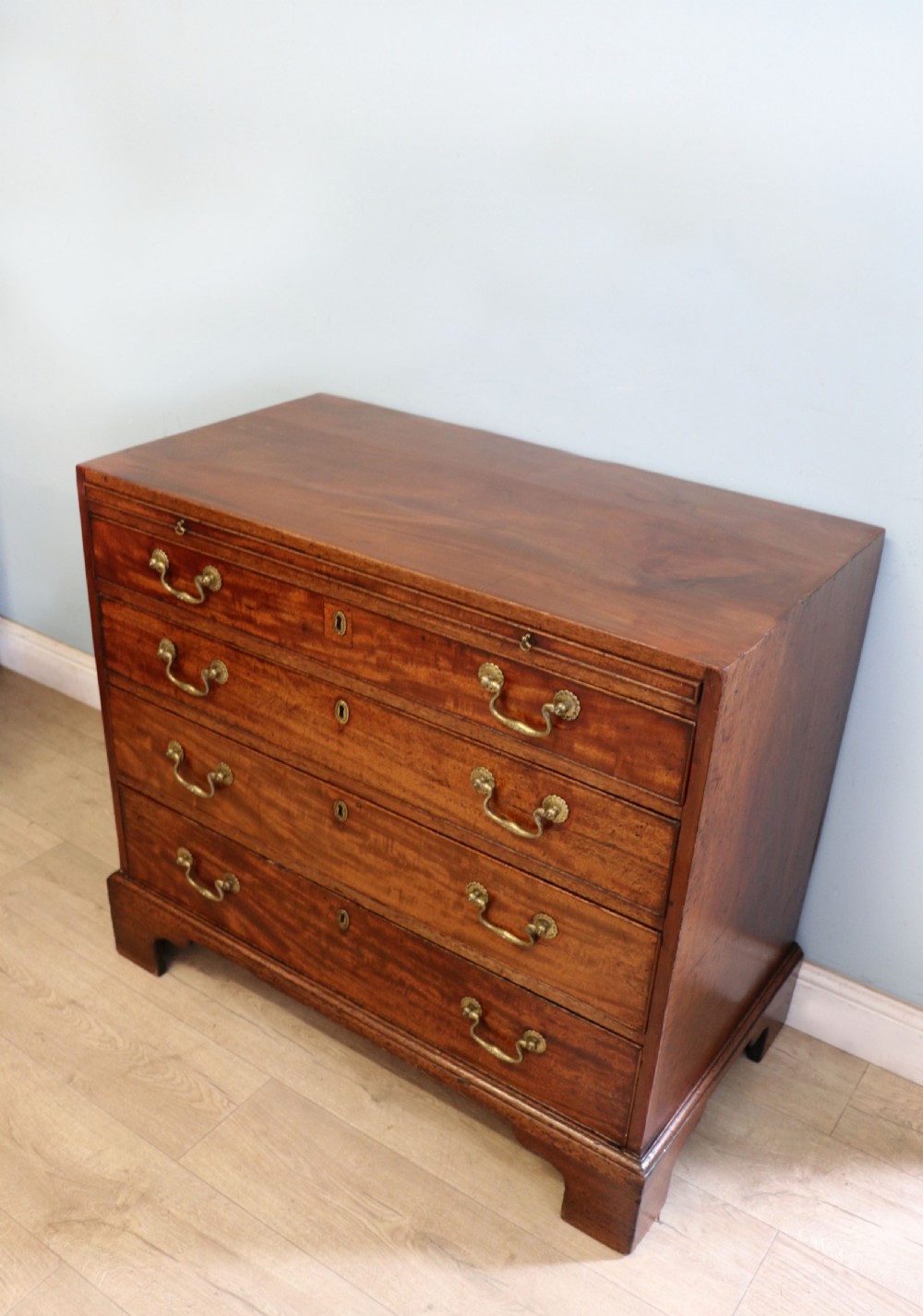 A lovely George III mahogany bachelors’ chest. View VI