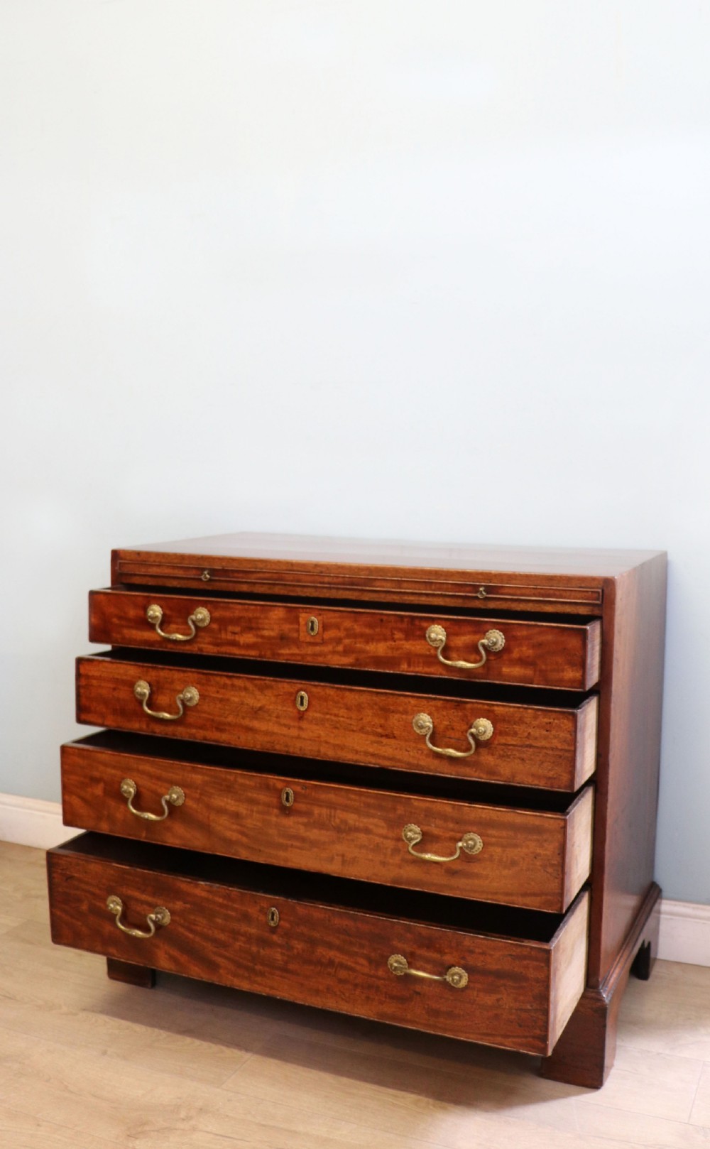 A lovely George III mahogany bachelors’ chest. View VII