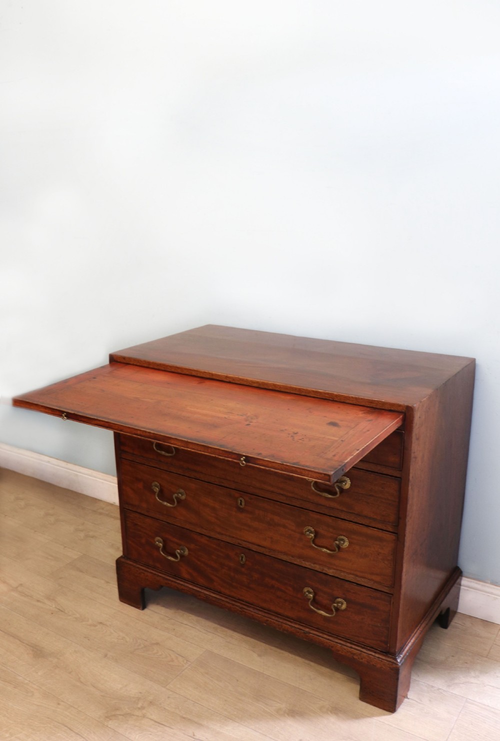 A lovely George III mahogany bachelors’ chest. View VIII