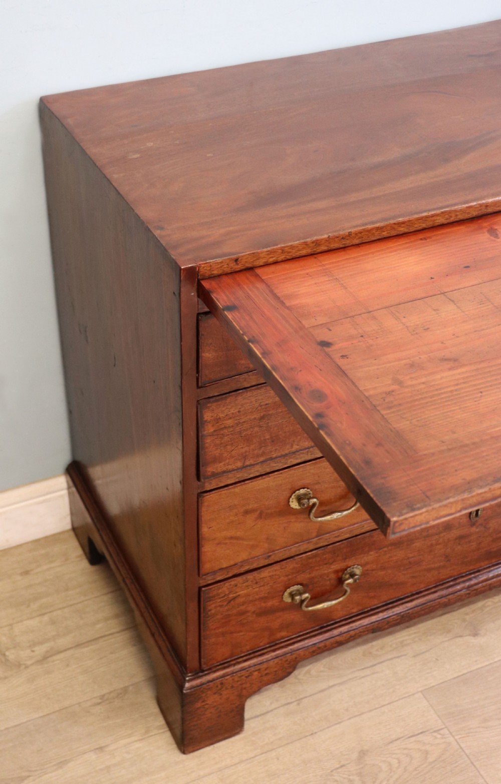 A lovely George III mahogany bachelors’ chest. View XII